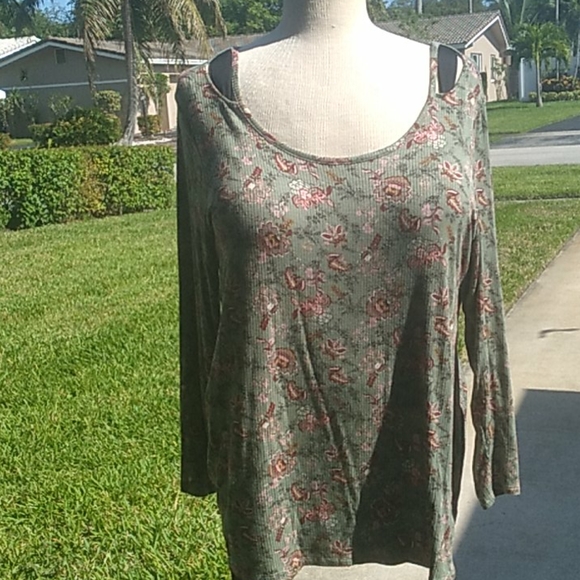 Cold shoulder long sleeve - Picture 2 of 4